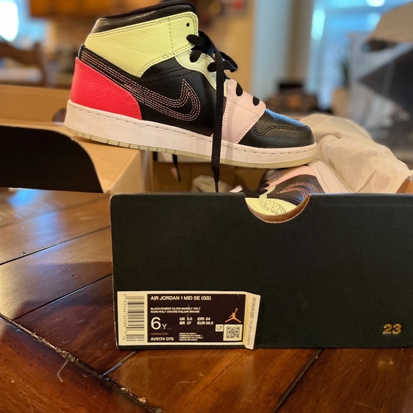 Air Jordan 1 Mid SE GLOW IN THE DARK size 6Y or 7.5W NIKE - Picture 5 of 10